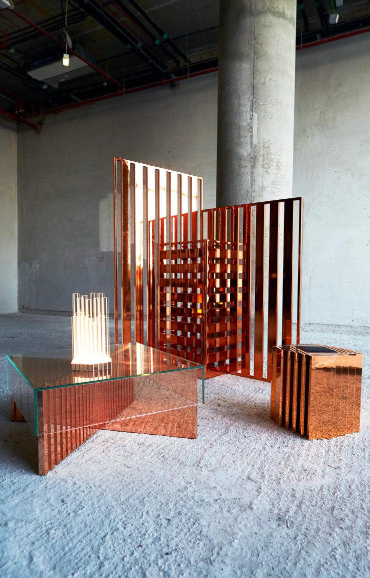 Al Areesh, collection de meubles et lampes inspirées des architectures traditionnelles tissées en feuilles de palmier, pour se protéger du soleil et du vent.