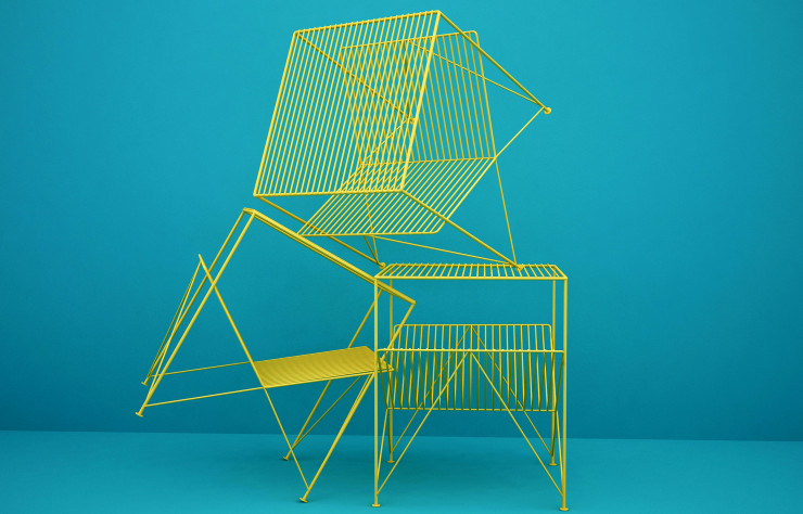 Atria, une série de tables d’appoint en métal coloré qui joue les compositions graphiques.