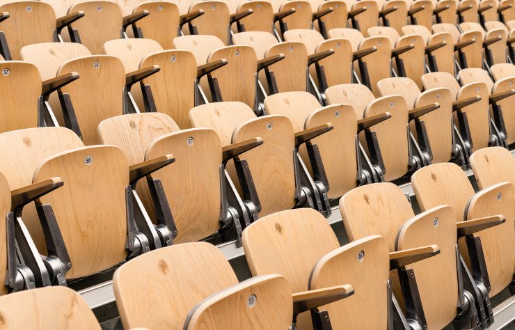 En contreplaqué de bouleau, les nouveaux sièges du court Suzanne-Lenglen se font aussi confortables que résistants.