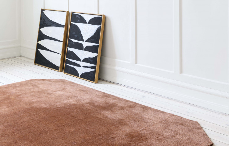 Tapis «  The Moor » du studio scandinave All The Way To Paris (2016). Disponible en rouge chiné ou beige rosé.