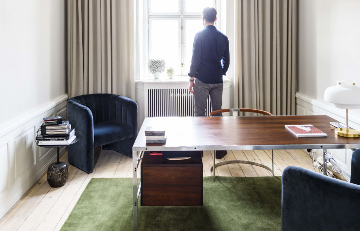 Fauteuil « Loafer » de Space Copenhagen (2018- et table d’appoint « Lato » de Luca Nichetto (2018).