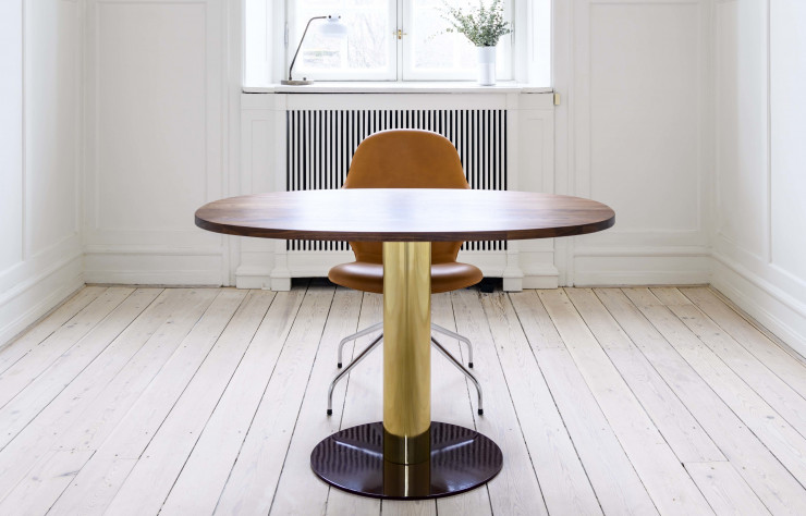 Table « Mezcla » de Jaime Hayon (2018), disponible en trois dimensions avec un plateau en marbre ou en bois.