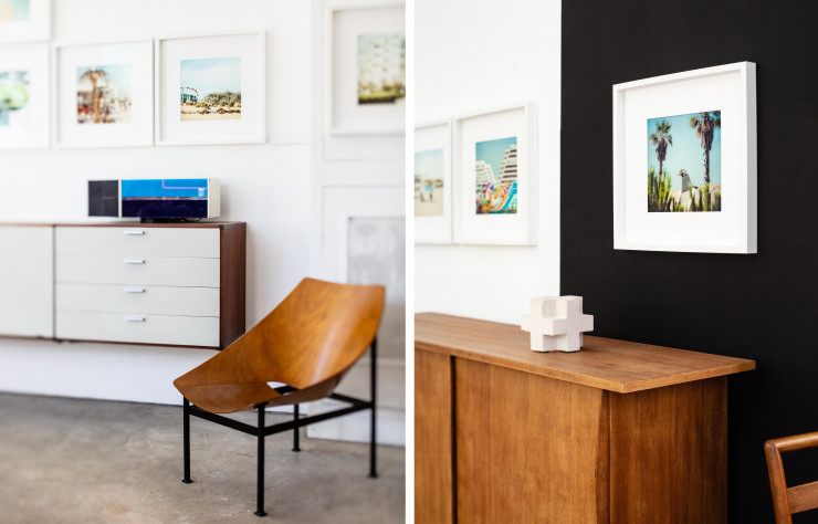 Les tirages dialoguent avec la sélection de mobilier du galeriste Jérôme Godin. Ici, un fauteuil « 12bis », dessiné par Charles Godillon en 1960 (édition By Le Cube Rouge), et un « Crosscube » de Jean-Pierre Richard.