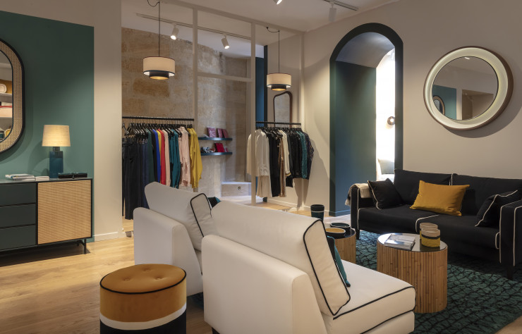 Vêtements, livres et mobilier se mêlent dans la boutique.