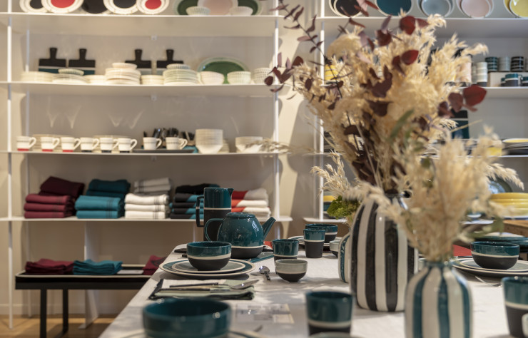 Au premier plan, la collection de vaisselle « Sicilia ».