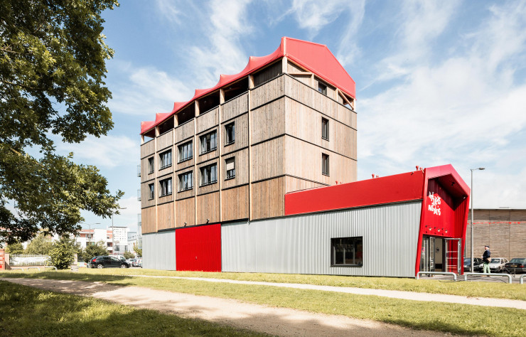 Au rez-de-chaussée, un sous-bassement métallique protège la structure en bois.