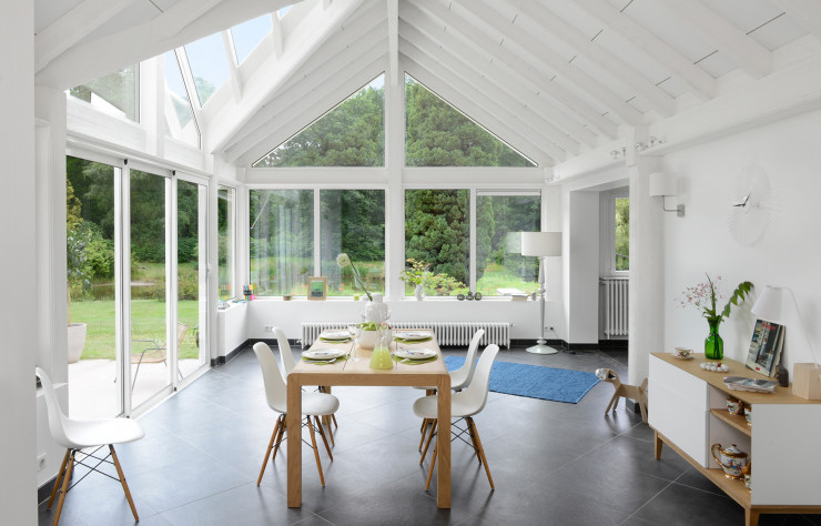 Modèle Eva, proposé par Vie & Véranda avec une structure en bois blanc.
