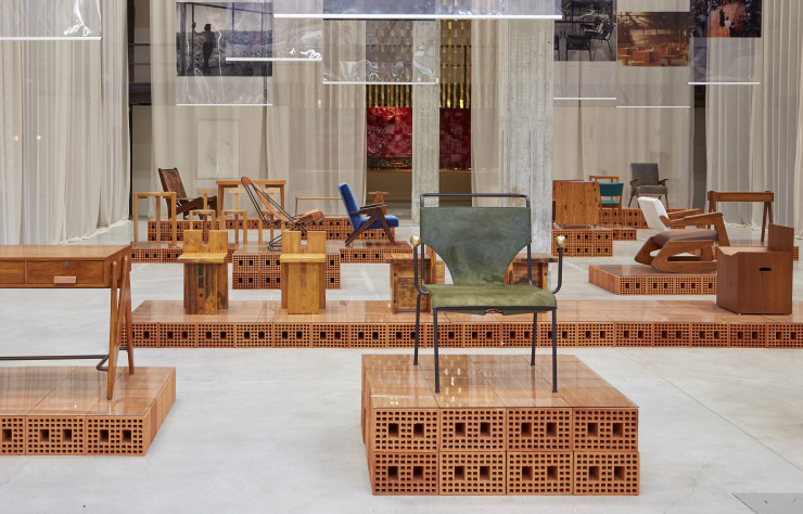 Vue de l’exposition « Lina Bo Bardi Giancarlo Palanti – Studio d’Arte Palma 1948-1951 », présentée par la galerie Nifular à Milan, lors du dernier salon du meuble.