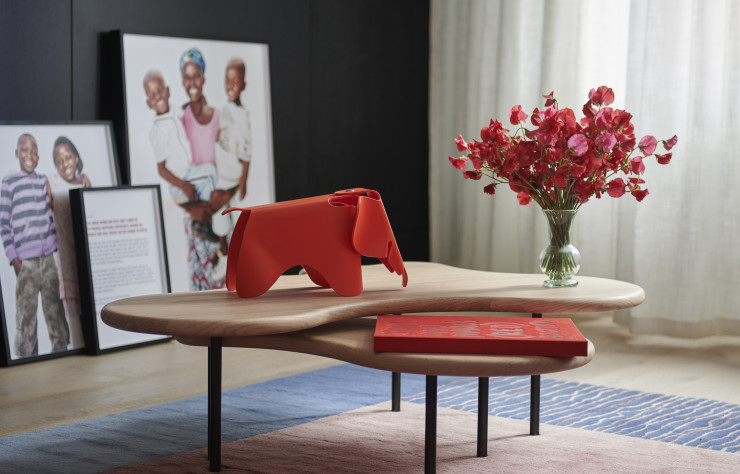 Derrière la table basse de Terence Conran, les portraits de John Rankin rendent hommages aux victimes du SIDA soutenues par l’association (Red).
