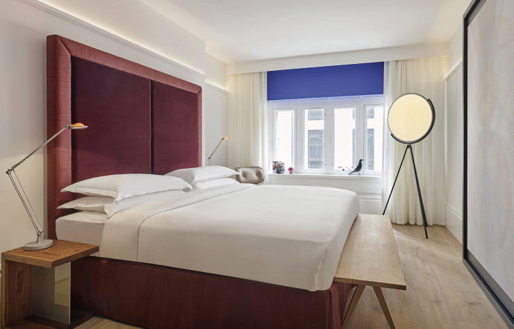 De la chambre au séjour, le rouge se décline dans de multiples teintes.