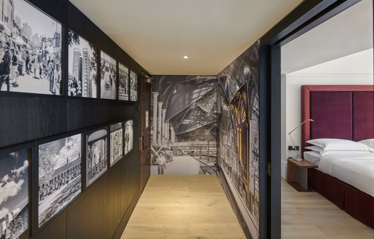 Dans l’entrée, le collage d’Abigail Reynolds s’inspire de la gare de Liverpool Street Station, attenante à l’hôtel.