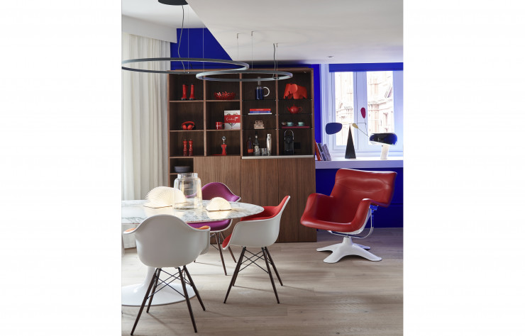 Dessiné sur-mesure, un cabinet de curiosité présente les différentes collaborations de (Red) avec des marques comme Beats, Alessi ou Le Creuset.
