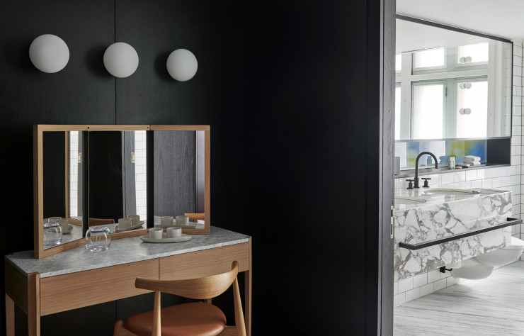 Présent dans toutes les chambres, le bois noir met en lumière le veinage de la coiffeuse.