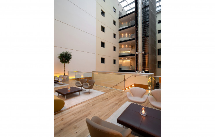 En plus de la décoration, l’équipe de Conran & Partners s’est également attaquée à l’architecture intérieure en aménageant un nouvel atrium résolument contemporain.