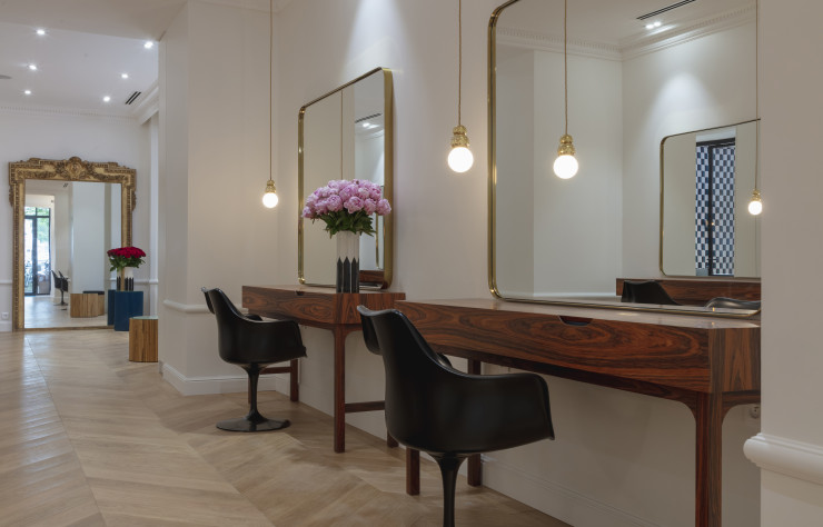 Dans le salon de David Lucas, les tables basses en rotin de la collection Riviera apportent une note de décontraction.