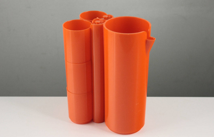 Vaisselle en plastique Set=9 de Jean-Pierre Vitrac (Bourbon, 1970).