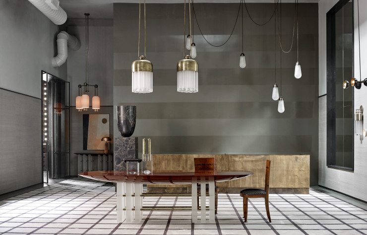L’immense showroom d’Apparatus change régulièrement de décor. On y distingue ici les suspensions Lantern 3, Tassel 19 et Lariat 3, iconiques du studio, ainsi que la somptueuse table de repas Segment 6, cristalline et dense à la fois.