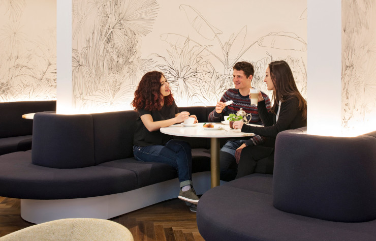 Une longue banquette épouse les formes des alcôves.