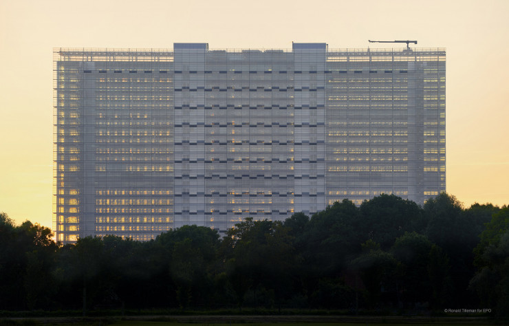 Le bâtiment mesure 107 mètres de haut, pour 156 mètres de long et seulement 24,7 mètres de largeur.