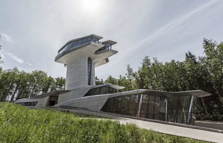L’acier, le verre et le béton dessinent une continuité entre les deux parties.