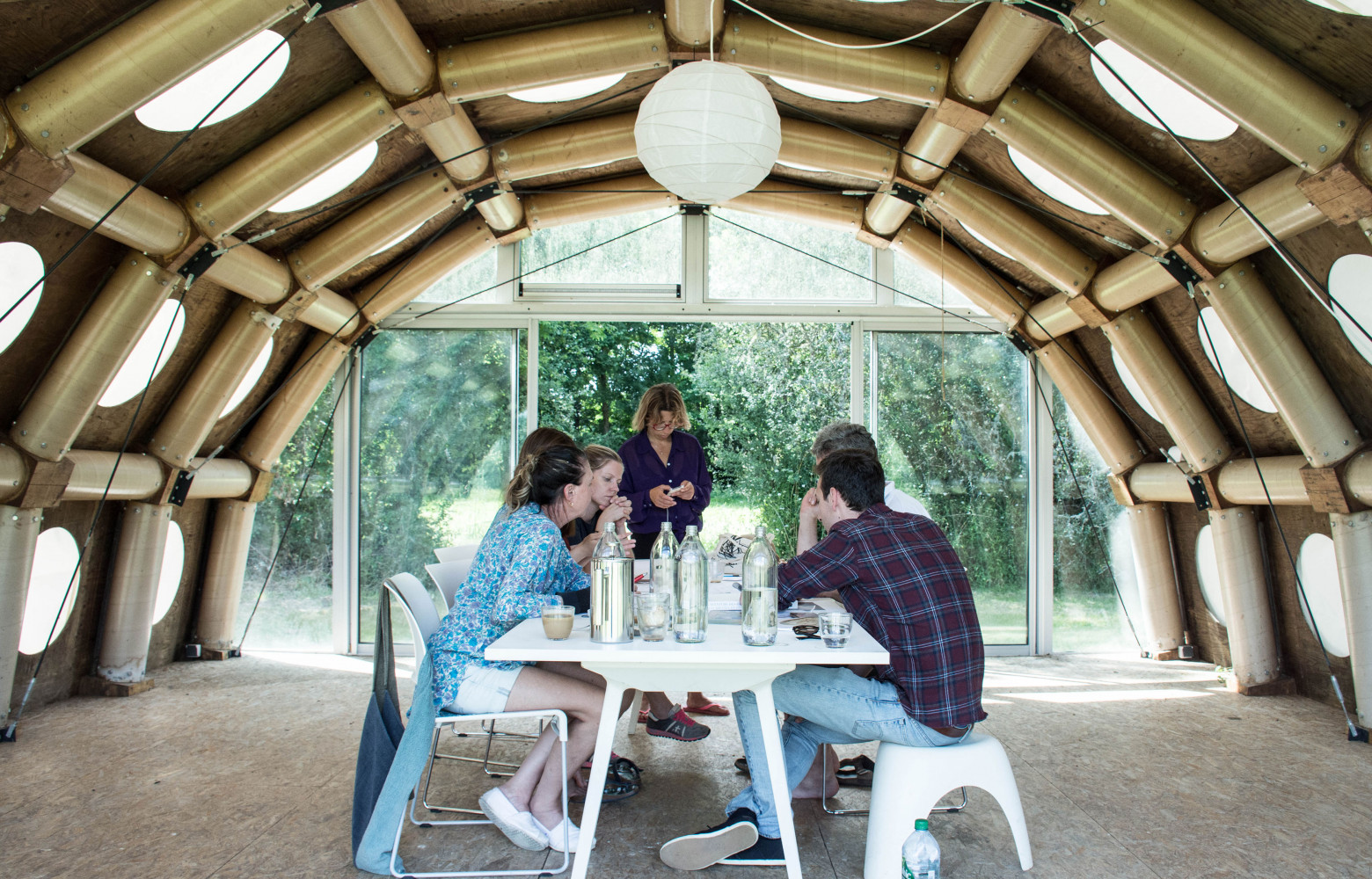 Les premiers échanges se sont déroulés sous le Pavillon de Papier de Shigeru Ban, construit en 2001...