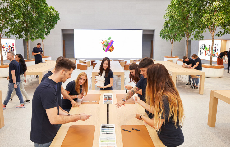 Omniprésente dans les récents flagships de la marque, la nature s’installe dans des pots gainés de cuirs, déjà déclinés pour son vaisseau amiral londonien.