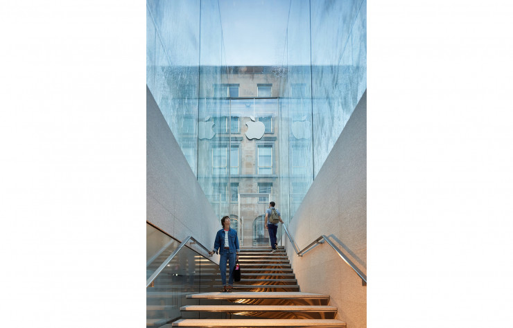 Projetée sur le verre, une cascade prodigue aux visiteurs une « expérience multi-sensorielle » selon Jonathan Ive, chef de la conception d’Apple.
