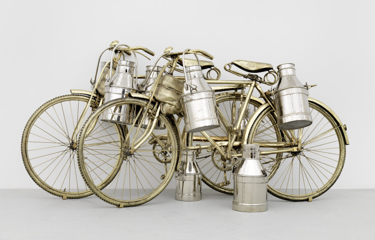 Two Cows (2003-2008), de Subodh Gupta. L’artiste multiplie les œuvres provoquant une réflexion sur les usages du métal, une évocation des différents savoir-faire, symboles et clivages présents dans son pays.