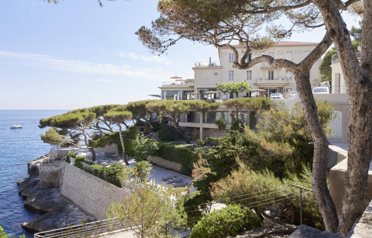 Dans le sud de la France, à Cassis, l’Hôtel des Roches Blanches accueille les voyageurs dans des chambres autrefois fréquentées par Edith Piaf et Winston Churchill.
