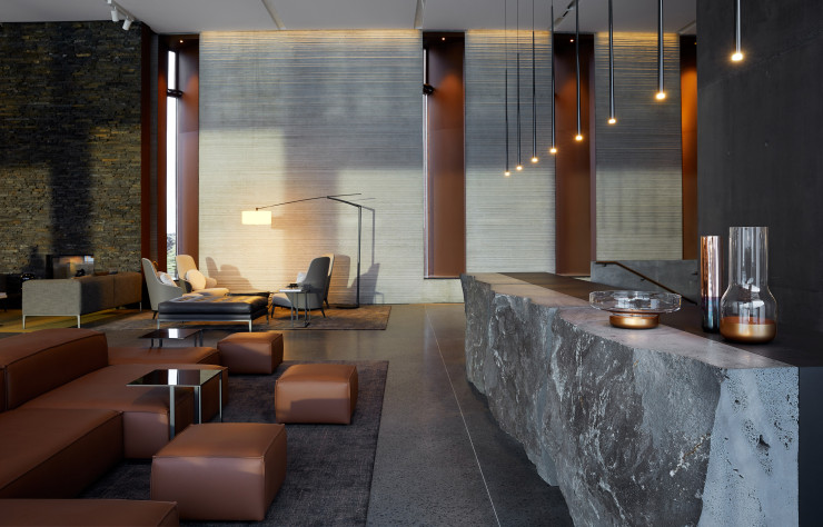 Le comptoir du lobby, en pierre de lave et bois laqué.