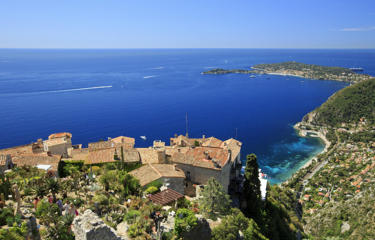 Des événements culturels sont régulièrement organisés au jardin, comme des concerts et des pièces de théâtre.