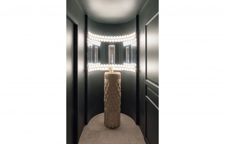 Baptisé Karesansui (jardin sec en japonais), le projet de Paul Brisonnet et Alexandre Benjamin Navet se passe de couleurs pour favoriser une expérience méditative sur la beauté de l’art et de l’artisanat.