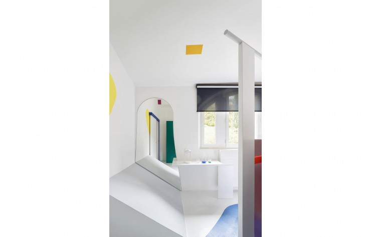 Dans la chambre Entre vues, Joachim Jirou-Najou joue avec les couleurs et les volumes pour modifier la perception de l’espace.