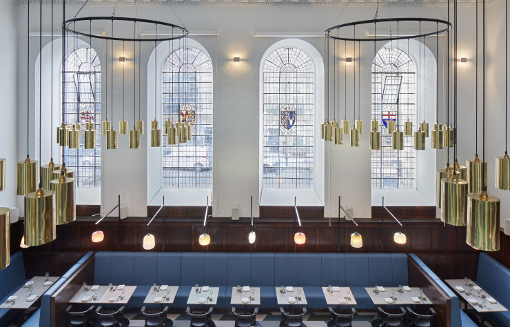 Au dessus du bar et des cuisines, une mezzanine permet d’appréhender différemment le volume de l’église et ses éléments originels.
