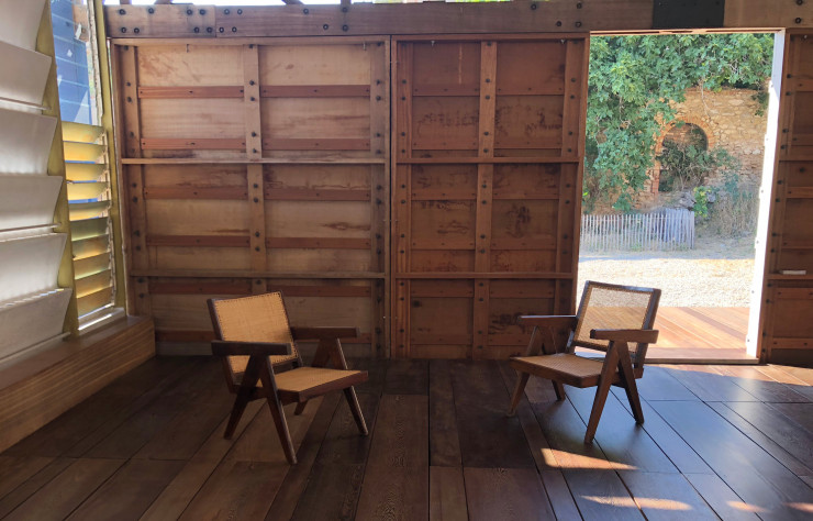 A l’intérieur du Bungalow du Cameroun, fauteuils dessinés par Pierre Jeanneret pour Chandigarh.