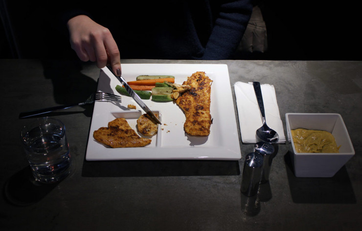 Cette assiette présente des compartiments pour couper, caler et faciliter l’alimentation des personnes dans l’incapacité d’utiliser leurs deux mains.
