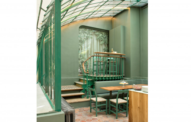 La salle et son balcon pour deux, isolé en surplomb.