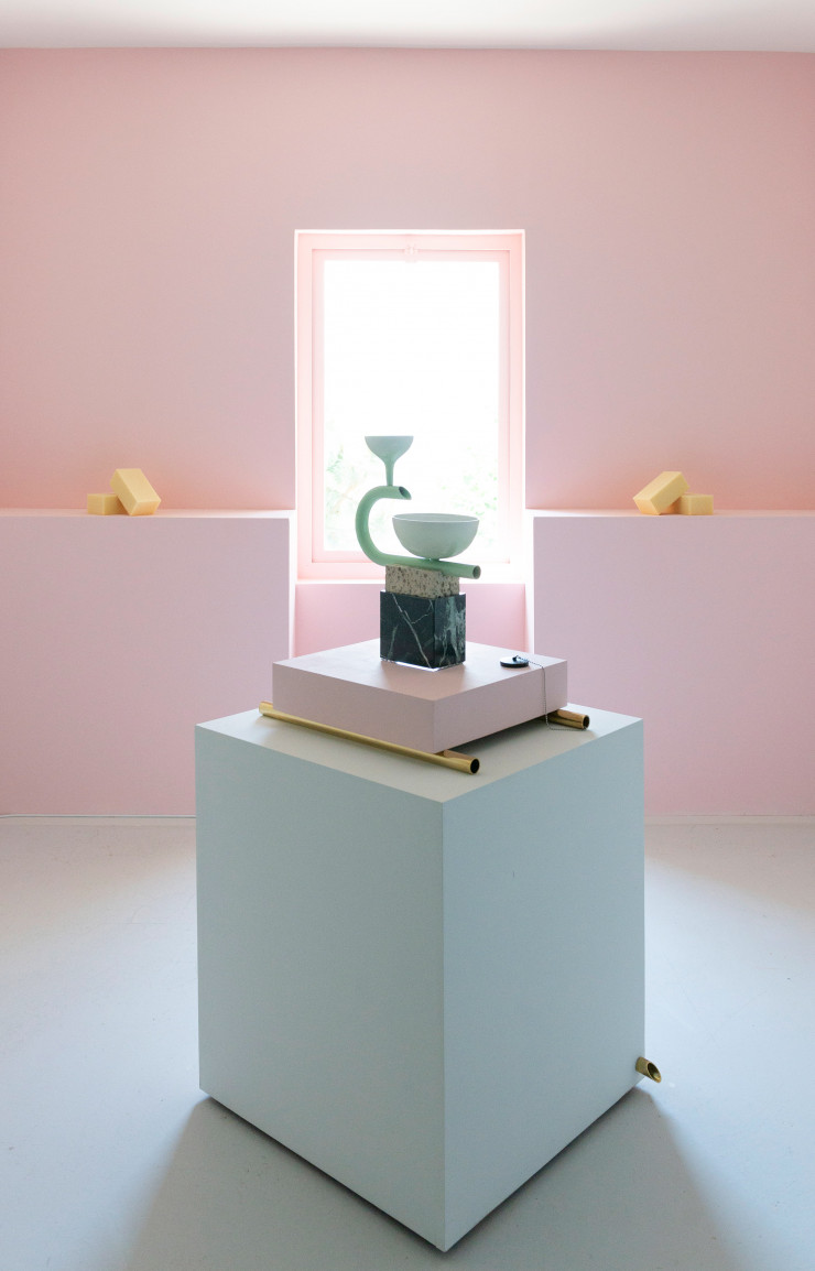 Les fontaines d’Arthur Hoffner ne sont pas sans rappeler les totems d’Ettore Sottsass pour Memphis.