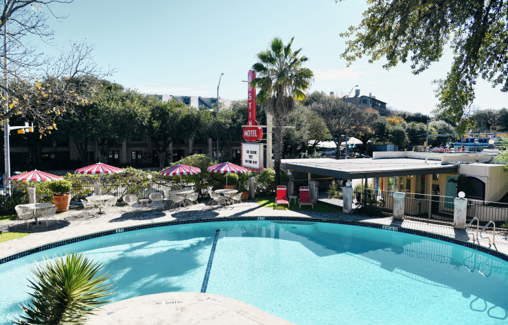 Le bassin de la piscine fait des envieux aux abords du voisinage.