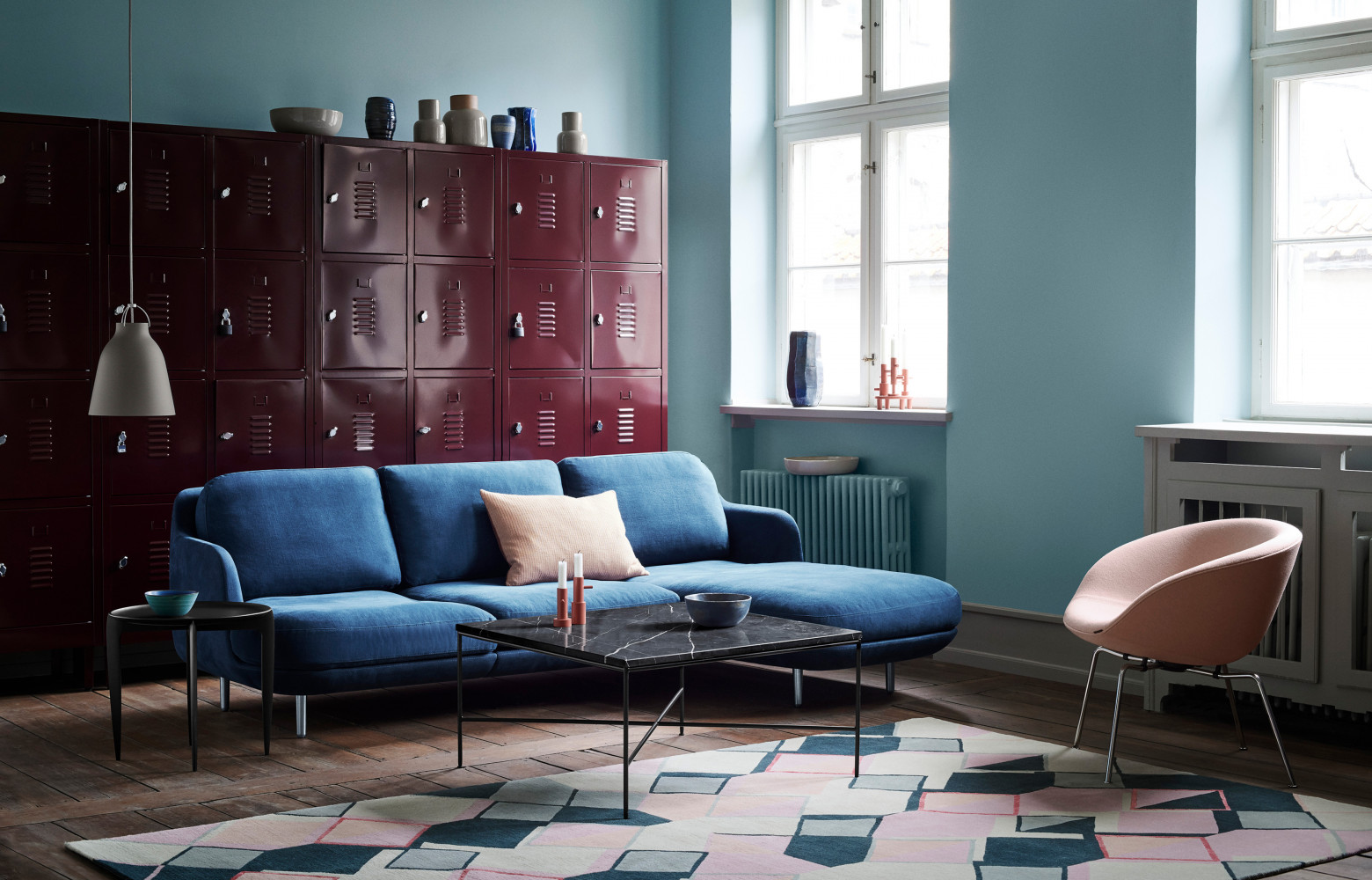 Lune, canapé d’angle indigo 3 places avec chaise longue, design Jaime Hayón, 5 469 €. Fritz Hansen.