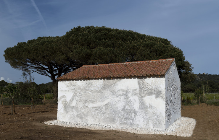 « Scratching the Surface Porquerolles » (2018) d’Alexandre Farto aka Vhils.