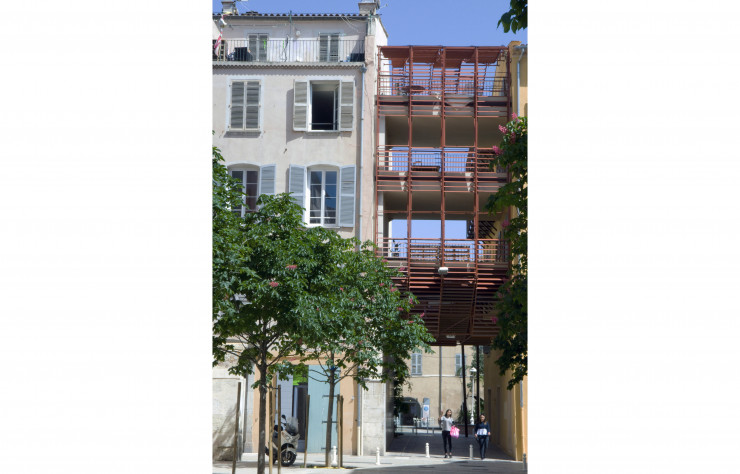 Après un long purgatoire, la ville ancienne fait l’objet d’un vaste projet de renouvellement urbain. On y a notamment créé des passages qui lui donnent des allures de cité italienne.
