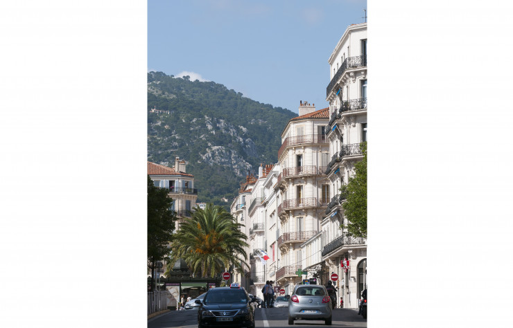 Le majestueux mont Faron qui domine la ville, site d’escalade et de randonnées dont les pentes cascadent jusqu’à la mer.
