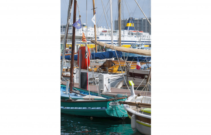 Au plus proche du centre-ville, les bateaux de plaisance cohabitent avec les embarcations de pêche.
