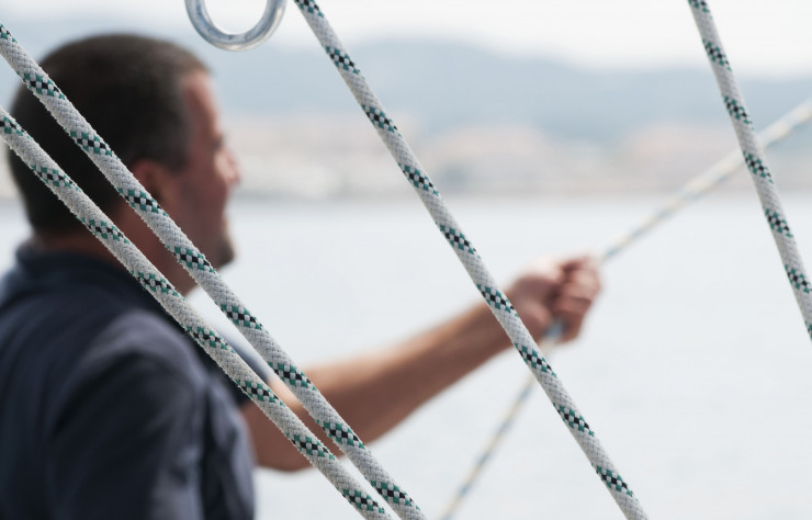 Mitxel, à la manoeuvre de son monocoque de 13 mètres.