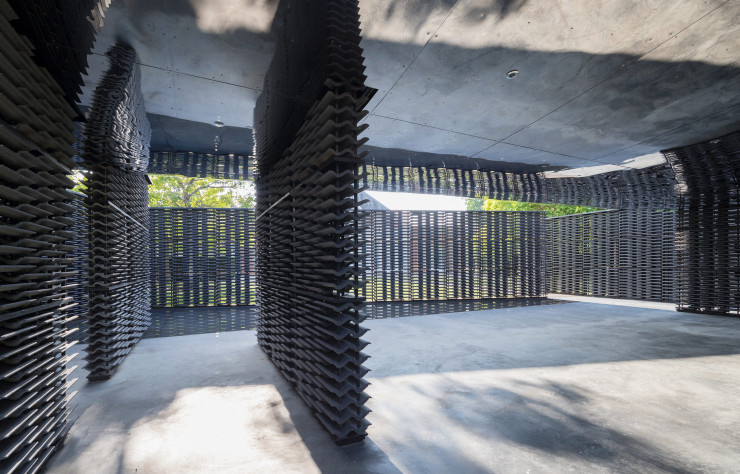 Pour le pavillon estival de la Serpentine Gallery, elle a conçu une structure poreuse disposée autour d’un bassin.