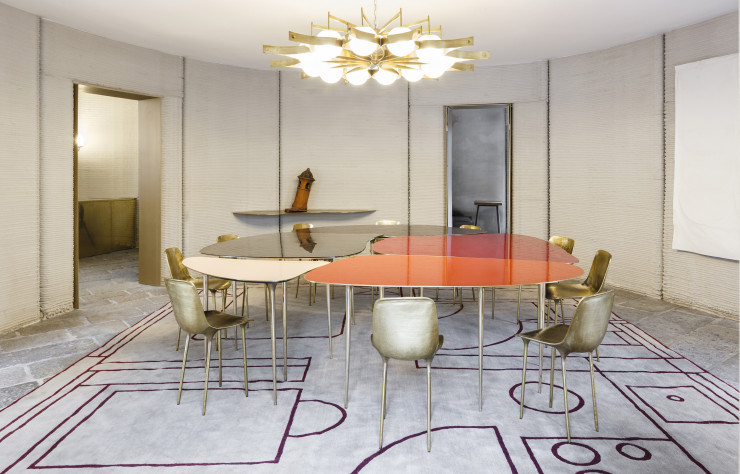 Le tapis « House Plan », signé Martino Gamper, et la suspension dessinée par Gio Ponti en 1964 encadrent les créations de l’architecte.