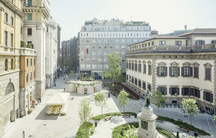 A Milan, la Piazza Cesare Beccaria accueillait récemment un pavillon de Massimiliano Locatelli, imprimé en 3D à l’occasion du Salon du mobilier.