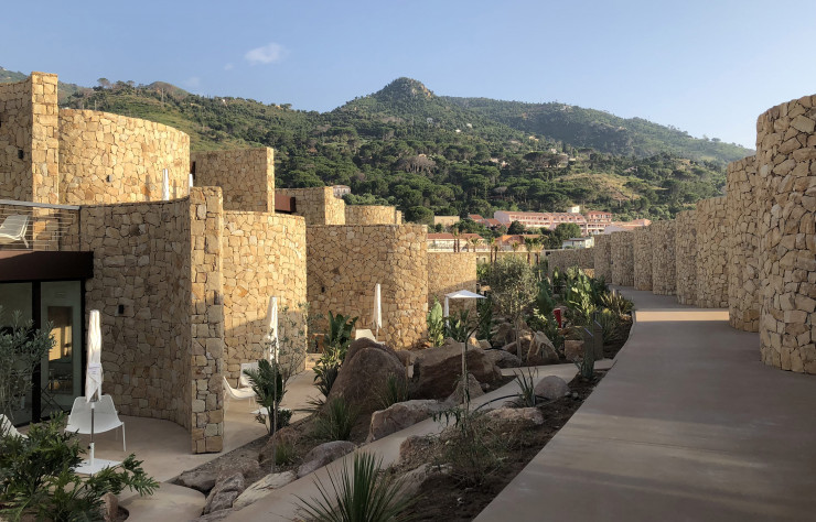 La construction de la partie haute du club, surnommée le burgo (le village, le bourg), peut rappeler les vestiges antiques siciliens. Ici, le bâtiment de pierres assemblées comme un puzzle épouse la forme de la côte tel un ruban et abrite 200 chambres, entre ombre et lumière.