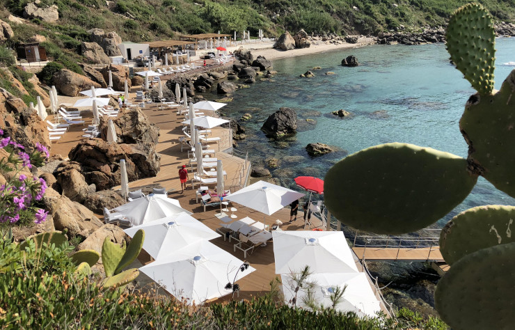 La plage privée du club est dotée d’un bar et d’un restaurant. Comme en pleine mer, on glisse dans l’eau depuis l’un des pontons ou depuis la roche – le snorkeling (randonnée aquatique) étant, en plus des sports nautiques habituels proposés, l’une des activités phares de ce site préservé où la mer est translucide.